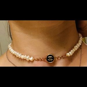 Water pearl with chanel motif chocker